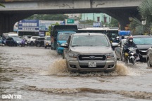 Hàng loạt ô tô ở Hà Nội "bồng bềnh" trong biển nước