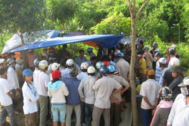 Nhảy xuống vực sâu 10m sau khi ném mũ bảo hiểm vào công an