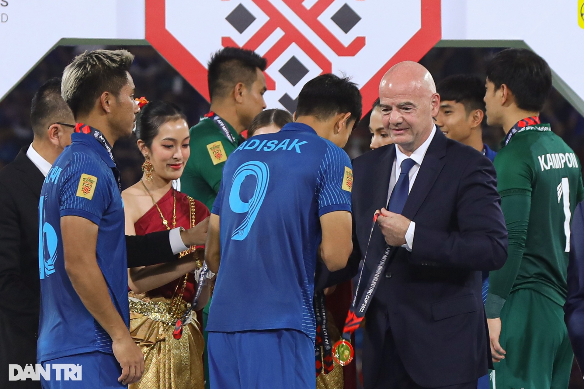 Chủ tịch FIFA nắm tay Hùng Dũng, trao cúp cho đội vô địch AFF Cup - 11 Chủ tịch FIFA nắm tay Hùng Dũng, trao cúp cho đội vô địch AFF Cup - 11