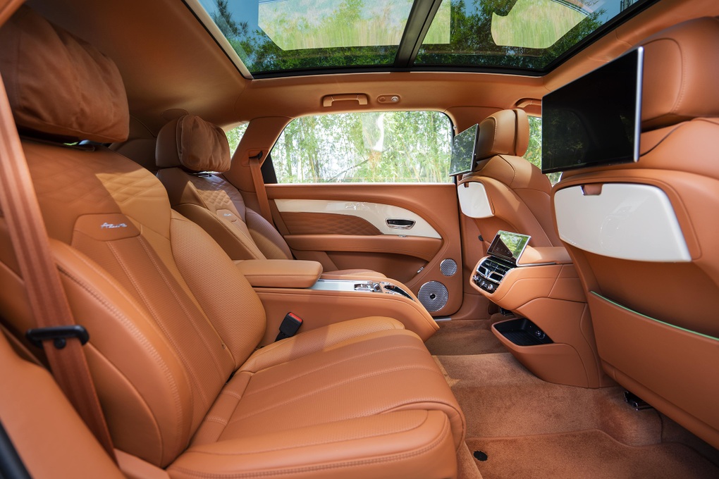 Bentley Bentayga EWB Azure giá 21 tỷ đồng, SUV siêu sang cho đại gia Việt - 6 Bentley Bentayga EWB Azure giá 21 tỷ đồng, SUV siêu sang cho đại gia Việt - 6