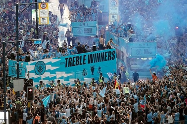 Man City diễu hành ăn mừng chức vô địch Champions League