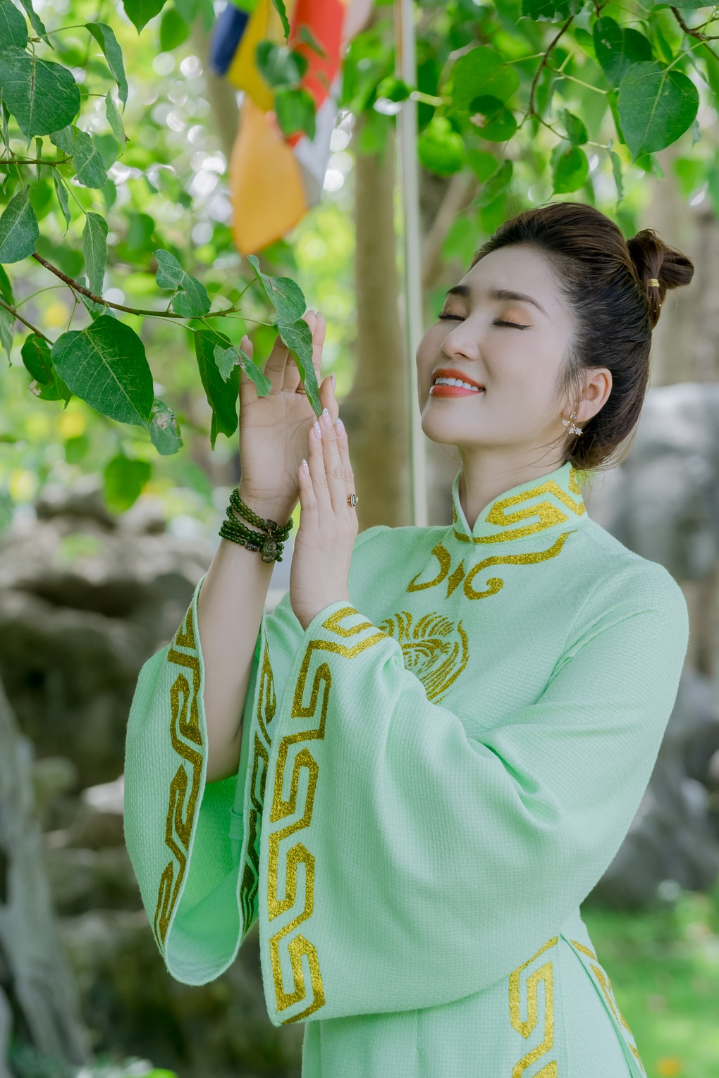 Hoa hậu cải lương Như Huỳnh nền nã với áo dài họa tiết đôi chim uyên ương - 4 Hoa hậu cải lương Như Huỳnh nền nã với áo dài họa tiết đôi chim uyên ương - 4