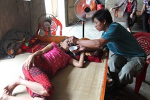 “Anh biết về nhà sẽ chết, nhưng cùng đường rồi em ơi”