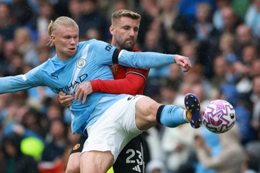 CĐV Man Utd tức giận, đòi đuổi hai ngôi sao sau trận thua Man City