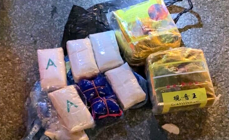 Ngụy trang ma túy trong bao tải mận, vận chuyển từ Sơn La về Hà Nội - 4