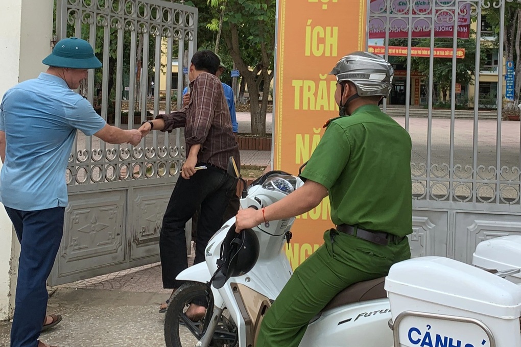Thí sinh hỏng xe được công an hỗ trợ đến điểm thi kịp giờ - 1 Thí sinh hỏng xe được công an hỗ trợ đến điểm thi kịp giờ - 1