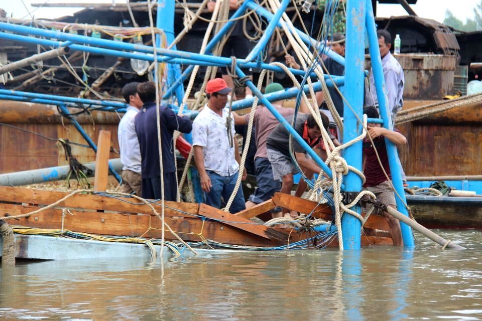 Tìm thấy thi thể 2 cha con trong vụ chìm tàu cá - 1