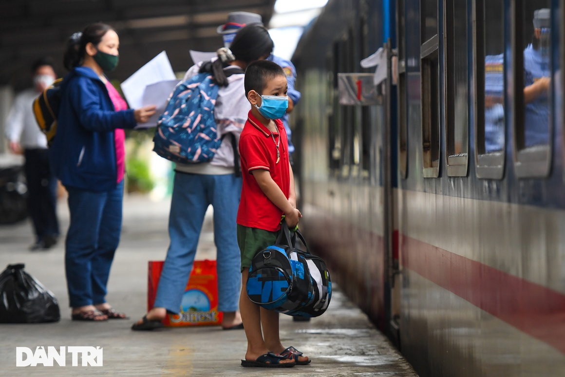 Người dân mắc kẹt ở Hà Nội háo hức trở về quê trên chuyến tàu Bắc - Nam - 11 Người dân mắc kẹt ở Hà Nội háo hức trở về quê trên chuyến tàu Bắc - Nam - 11