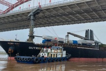 Tàu biển "khủng" bất ngờ chui vào gầm cầu hiện đại nhất Hải Phòng