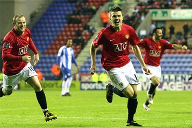 Ngược dòng hạ Wigan, MU sắp chạm “ngôi Vua”