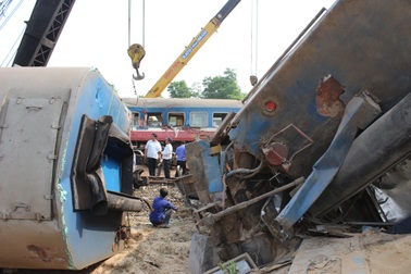 Tai nạn tàu hỏa ở Quảng Trị: Nỗ lực giải cứu các toa tàu lật