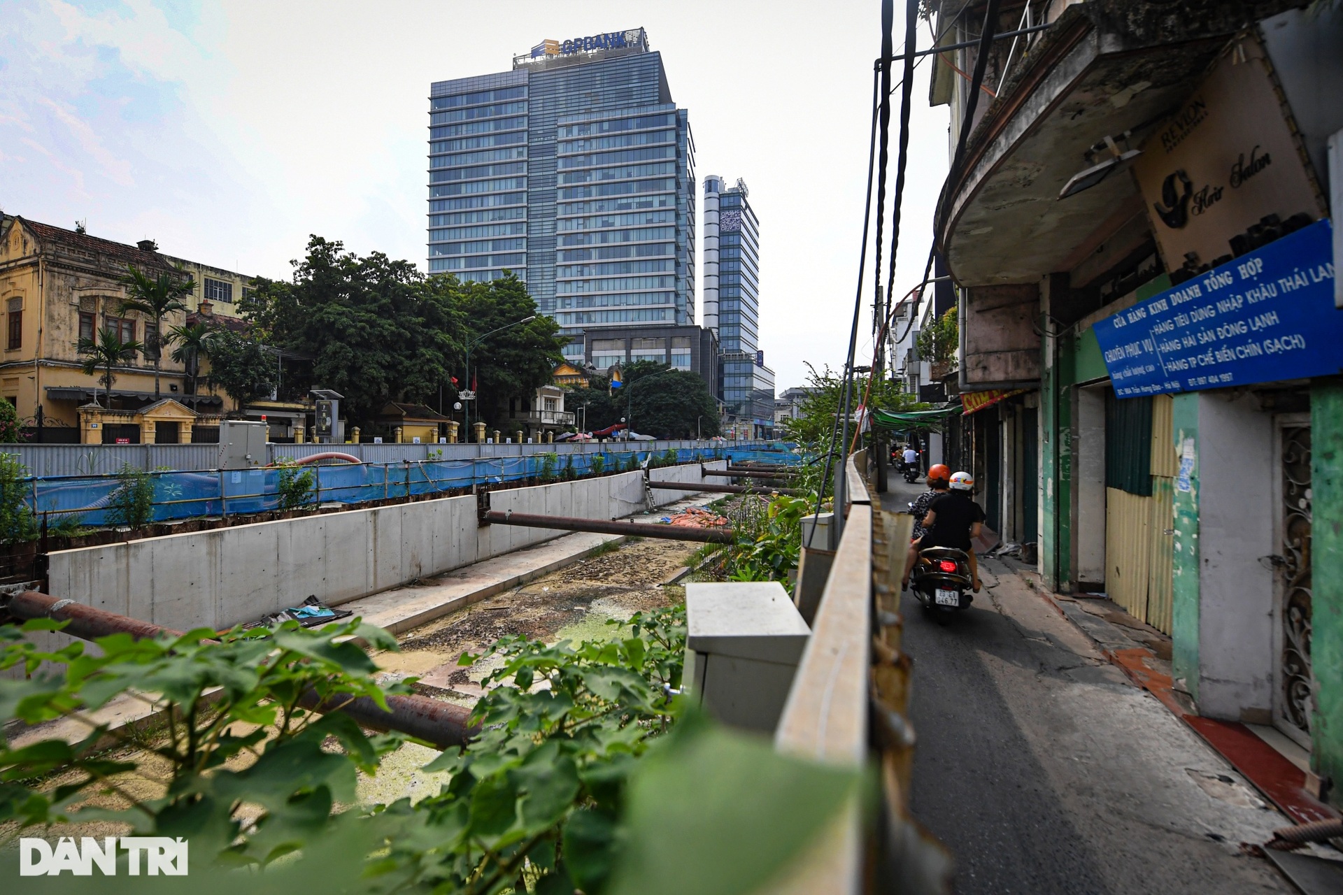 Cỏ cây mọc um tùm trên đại công trường dự án metro Nhổn - ga Hà Nội - 3 Cỏ cây mọc um tùm trên đại công trường dự án metro Nhổn - ga Hà Nội - 3