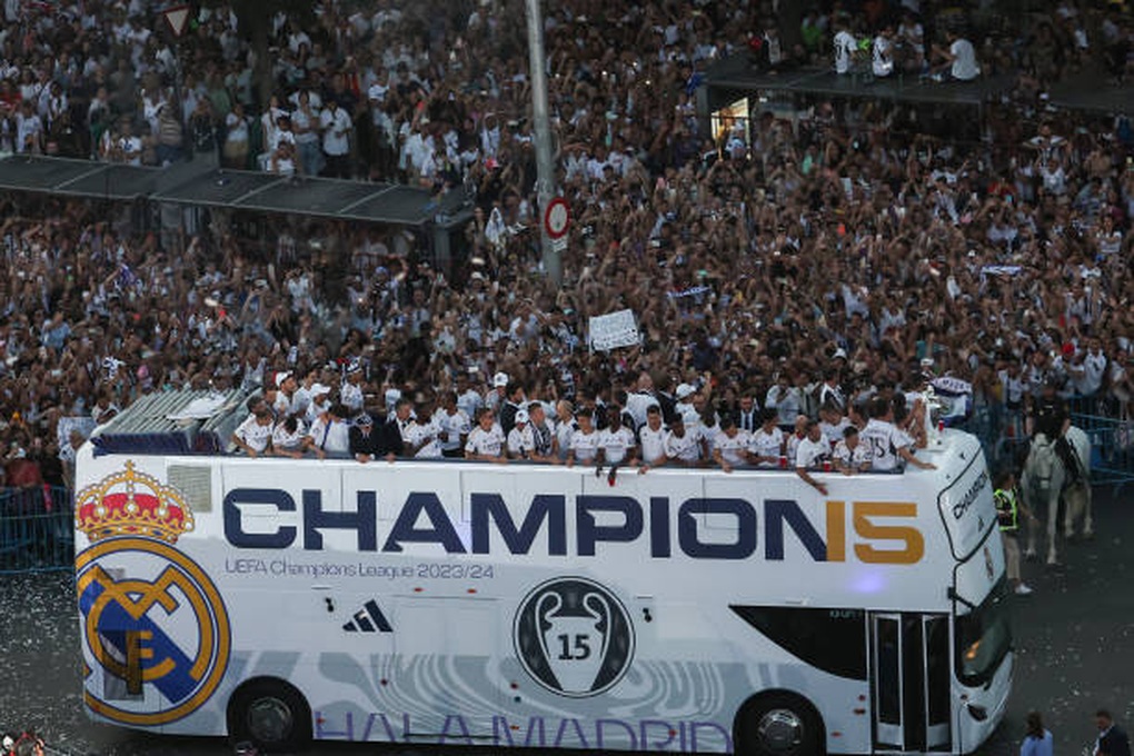 Biển người đổ ra đường ăn mừng cúp vô địch Champions League của Real Madrid - 4 Biển người đổ ra đường ăn mừng cúp vô địch Champions League của Real Madrid - 4