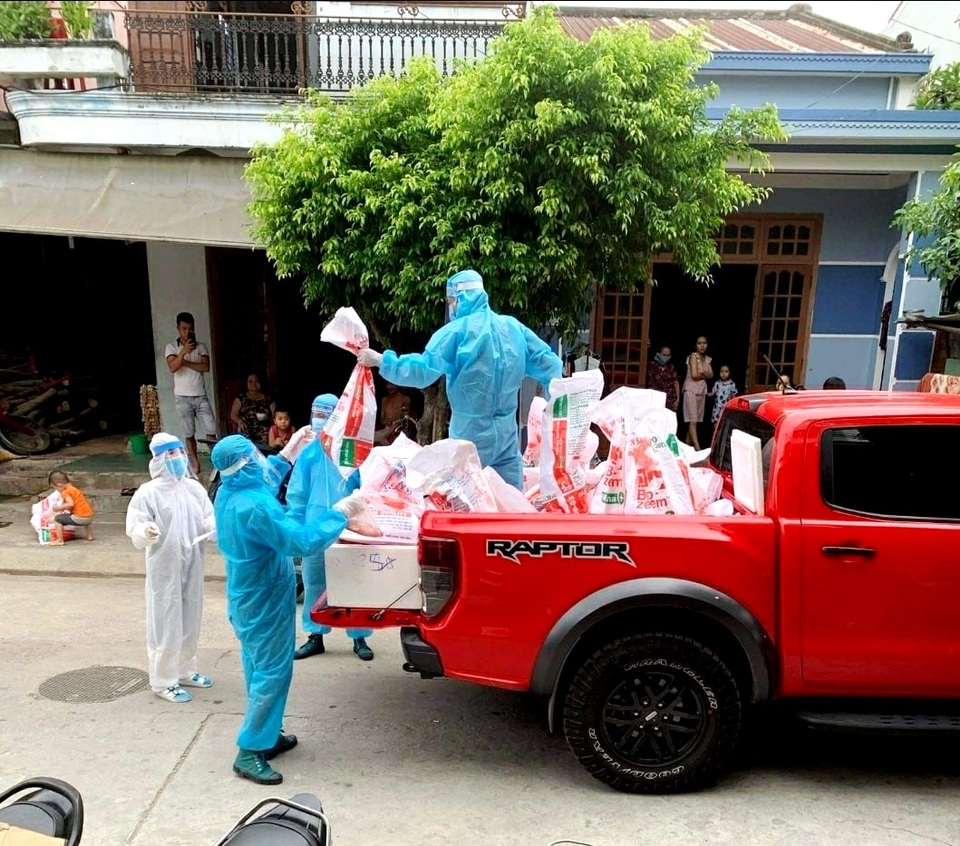 Hội An: Đi từng ngõ, gõ từng nhà, trao thực phẩm đến hộ dân cách ly - 4 Hội An: Đi từng ngõ, gõ từng nhà, trao thực phẩm đến hộ dân cách ly - 4