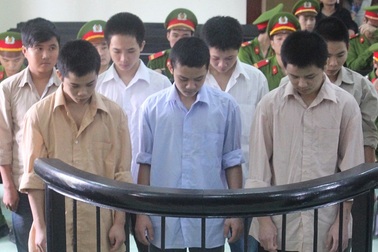 7 “dê nhí” chia nhau 78 năm tù vì hiếp dâm trẻ em tập thể