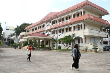 Hiệu trưởng trước nghỉ hưu 2 ngày cùng kế toán lập khống chứng từ tiền tỷ