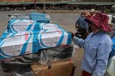 Ấm lòng những san sẻ từ đội xe kéo nữ tại cửa khẩu Lao Bảo