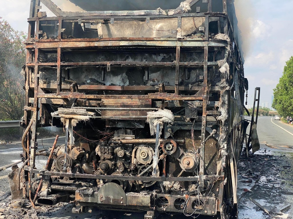 Hà Nội: Xe giường nằm cháy ngùn ngụt trên đại lộ Thăng Long - 4