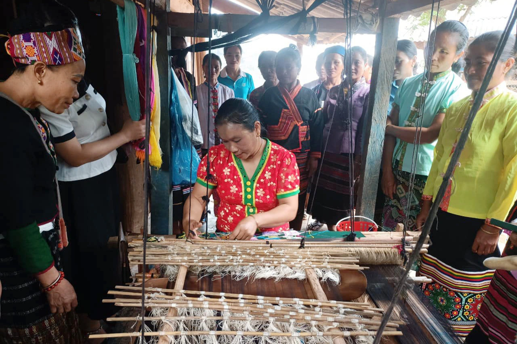Thực hiện khâu đột phá hỗ trợ phụ nữ dân tộc vùng biên giới làm kinh tế - 1 Thực hiện khâu đột phá hỗ trợ phụ nữ dân tộc vùng biên giới làm kinh tế - 1