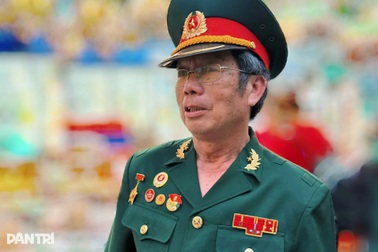 Cựu chiến binh mắt ướt nhòe xem diễu binh: "Hòa bình thật đẹp!"