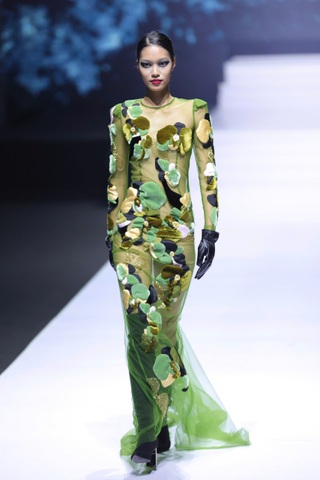 Quán quân Next Top Model 1,84m vấp ngã lại đứng lên bản lĩnh trên sàn diễn - 6