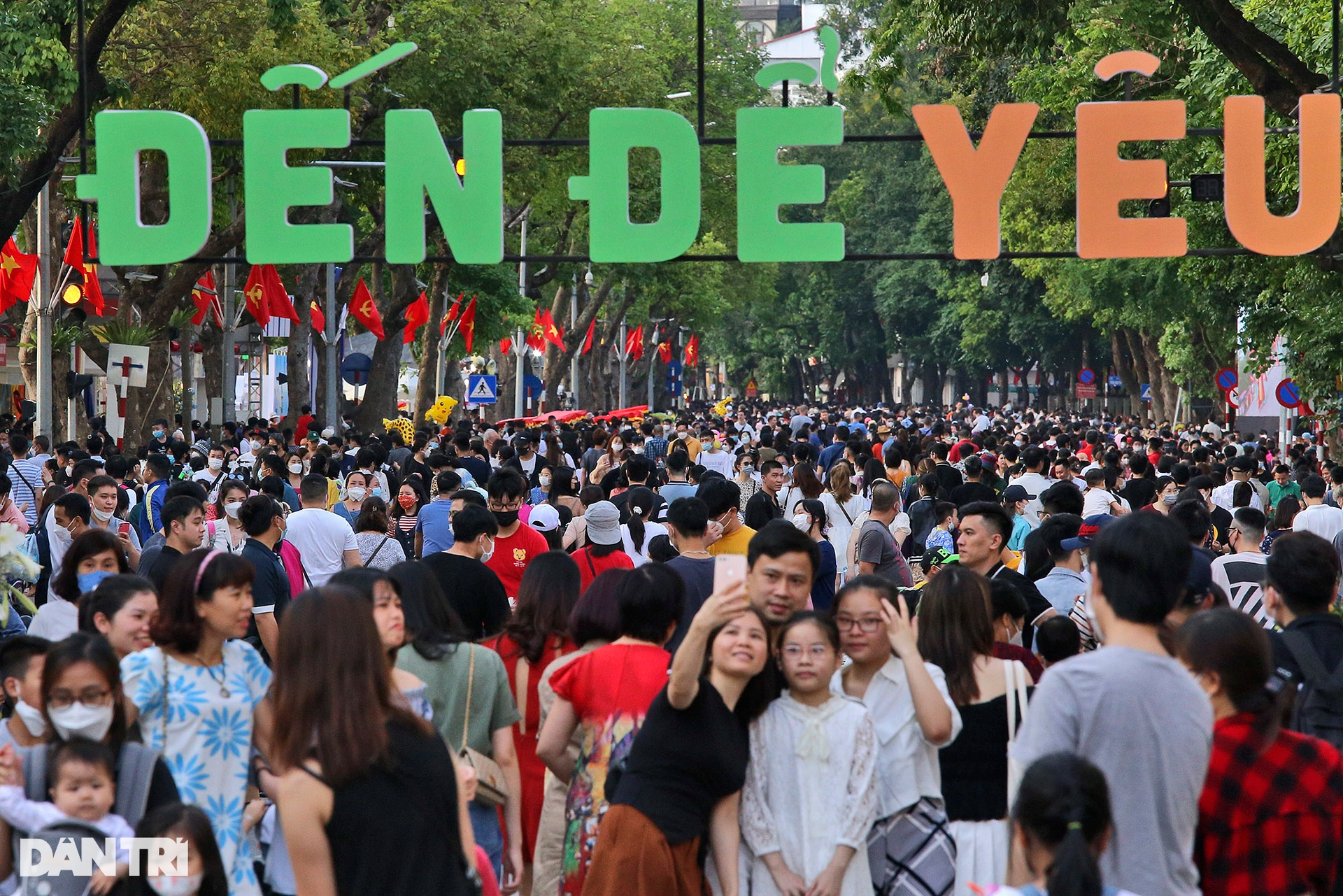 Thời tiết tuyệt đẹp, phố đi bộ quanh Hồ Gươm đông kín khách - 4