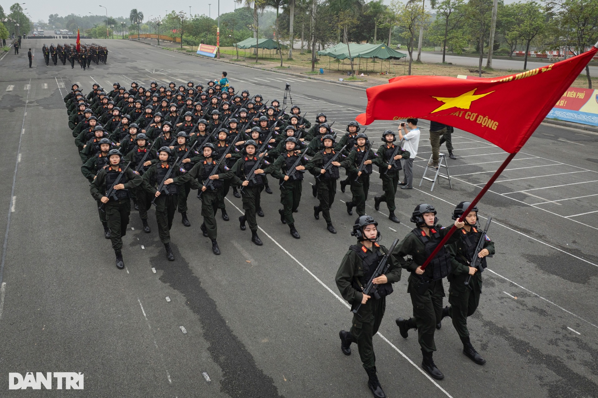 Ngắm những bóng hồng của lực lượng CSCĐ luyện tập diễu binh, diễu hành - 8