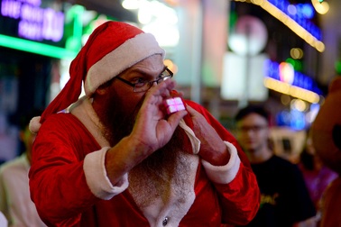 Khách Tây hoá thân thành ông già Noel đi phát quà trên phố Sài Gòn