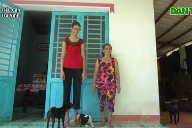 Cô gái cao 2 mét ước ao một lần được mang đôi dép của nữ