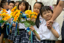 Hà Nội: Học sinh lớp 1 nắm chặt tay cha mẹ dự lễ khai giảng sớm