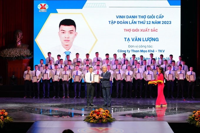 Bí thư Đảng uỷ TQN, Phó TGĐ Tập đoàn Vũ Anh Tuấn trao chứng nhận Thợ giỏi xuất sắc cấp Tập đoàn cho các công nhân đạt thành tích Hội thi thợ giỏi TKV lần thứ 12, năm 2023