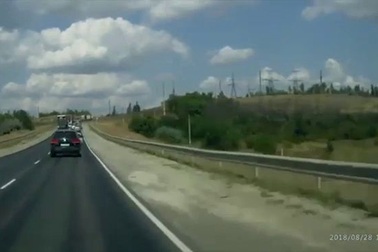 Video xe tải mất lái, xe con bẻ lái “xuất thần”