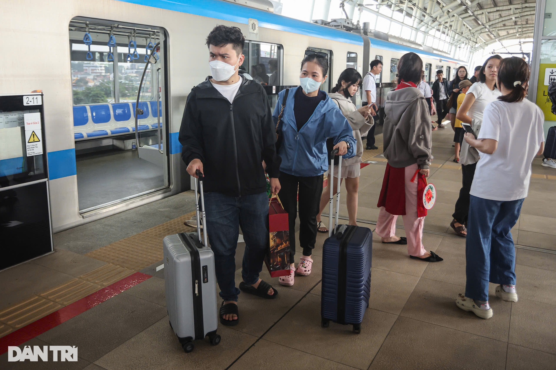 Người dân phấn khởi xách vali lên tàu Metro số 1 để ra bến xe về quê ăn Tết - 4 Người dân phấn khởi xách vali lên tàu Metro số 1 để ra bến xe về quê ăn Tết - 4