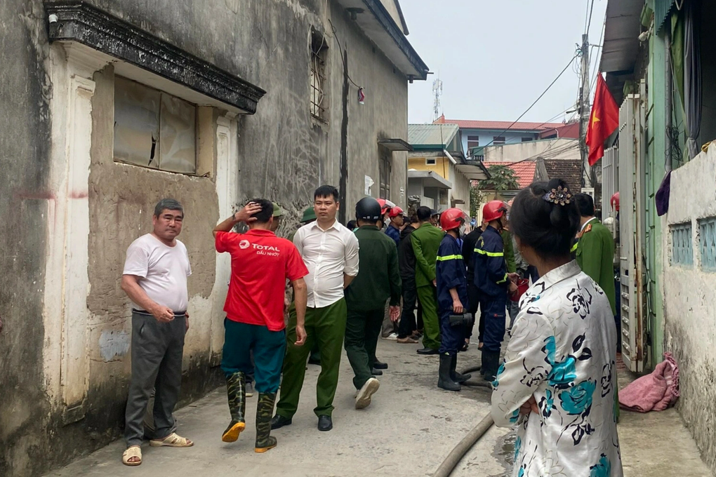 Người đàn ông khóa trái cửa, đổ xăng tự thiêu tại nhà riêng - 1 Người đàn ông khóa trái cửa, đổ xăng tự thiêu tại nhà riêng - 1