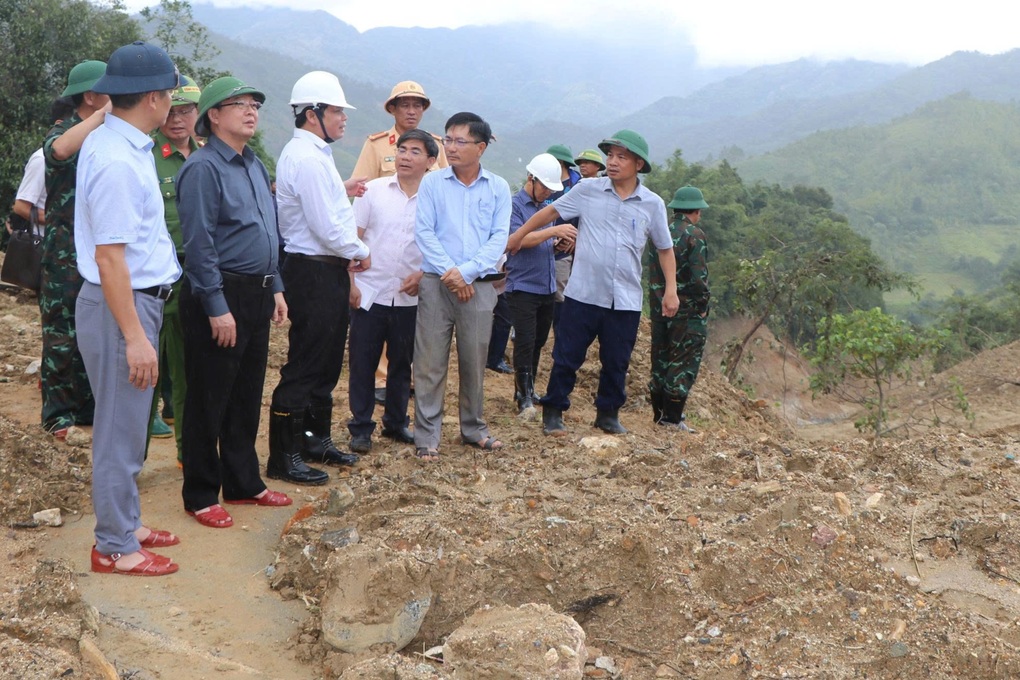 Phó Thủ tướng Hồ Quốc Dũng kiểm tra điểm sạt lở, thăm người dân bị cô lập - 1 Phó Thủ tướng Hồ Quốc Dũng kiểm tra điểm sạt lở, thăm người dân bị cô lập - 1