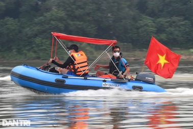 Chạy xuồng hơi dọc sông Hồng trao quà tới tận tay người dân nghèo làng chài