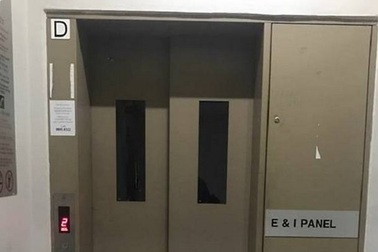 Hai cụ già kẹt trong thang máy suốt 26 tiếng đồng hồ