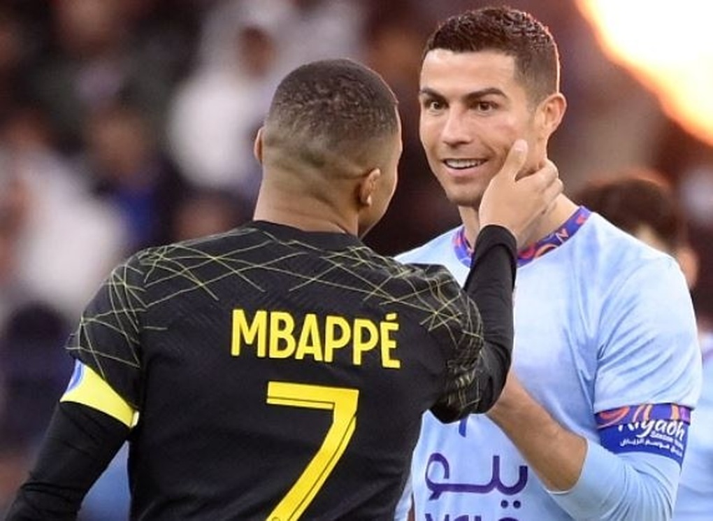 Hành động đáng yêu của Mbappe khi C.Ronaldo bị sưng mặt - 3 Hành động đáng yêu của Mbappe khi C.Ronaldo bị sưng mặt - 3