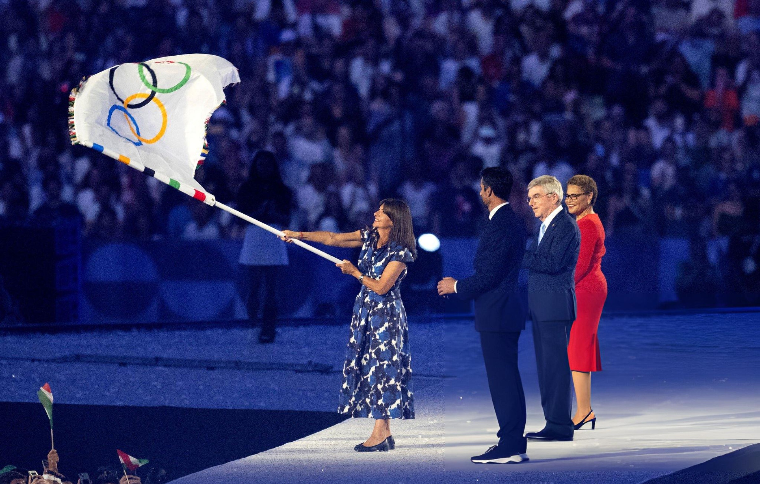 Thị trưởng Paris, Anne Hidalgo, vẫy cờ Olympic trước sự chứng kiến của Tony Estanguet, Chủ tịch Ủy ban tổ chức Thế vận hội Olympic và Paralympic, Chủ tịch IOC Thomas Bach và Thị trưởng Los Angeles, Karen Bass (từ trái sang phải).