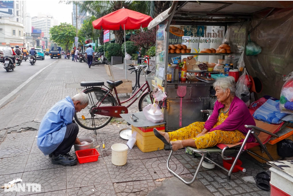 Những giọt nước mắt chảy xuôi trong ngày 20/10 - 3 Những giọt nước mắt chảy xuôi trong ngày 20/10 - 3