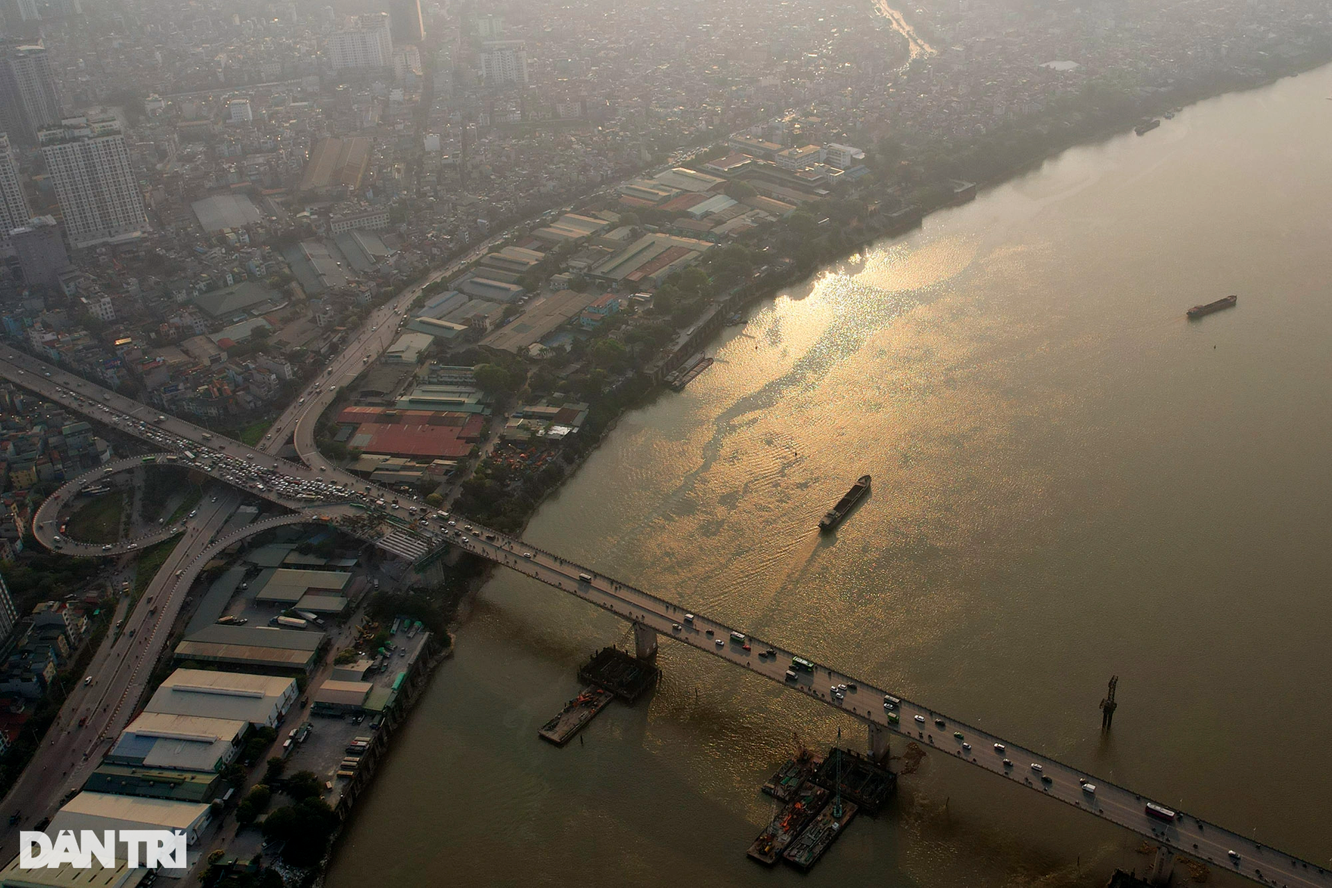 Ngắm những buổi hoàng hôn rực rỡ trên sông Hồng - 15 Ngắm những buổi hoàng hôn rực rỡ trên sông Hồng - 15