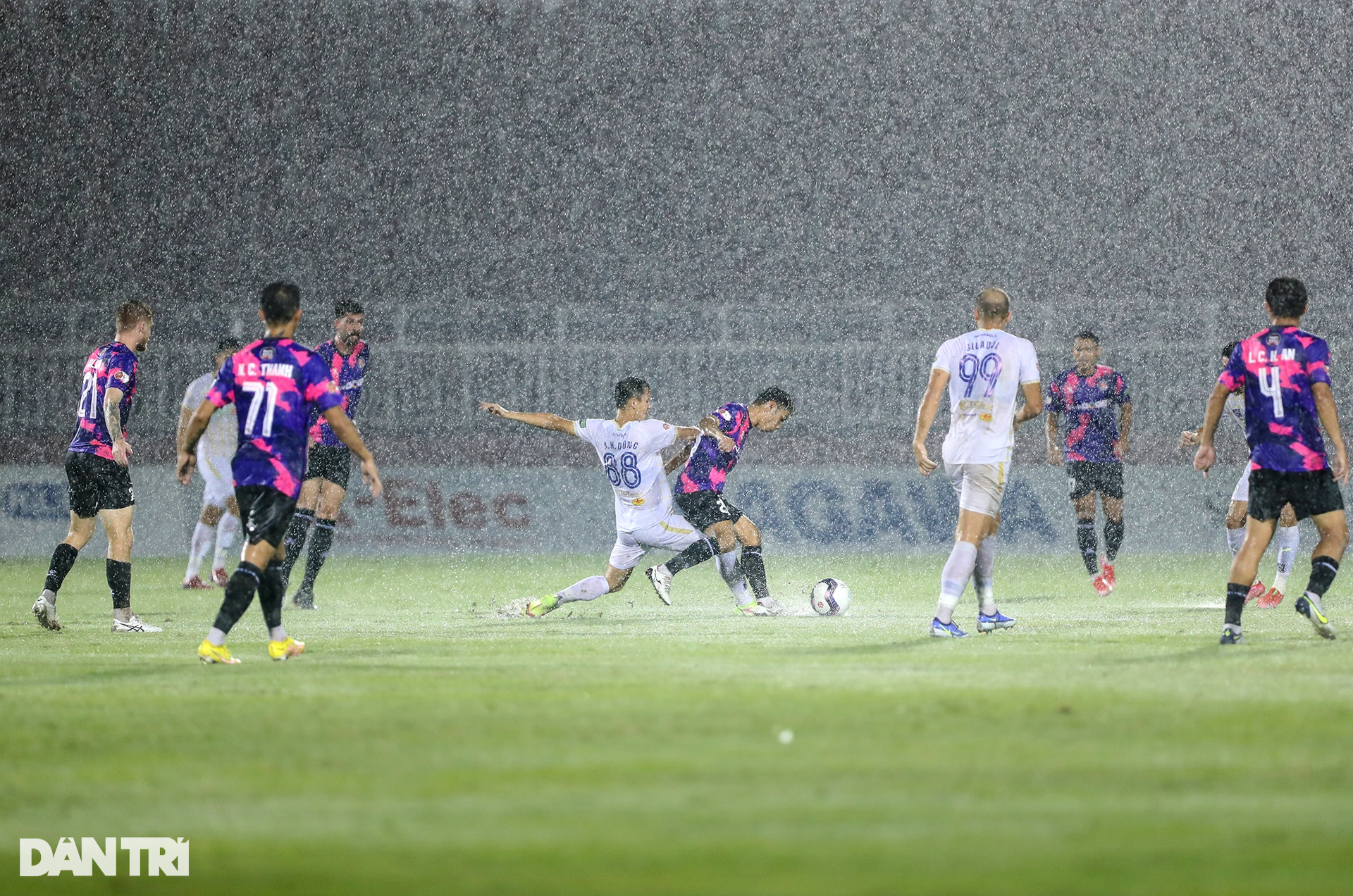 Thủy chiến trên sân Thống Nhất, CLB Hà Nội suýt thất bại trước Sài Gòn FC - 1 Thủy chiến trên sân Thống Nhất, CLB Hà Nội suýt thất bại trước Sài Gòn FC - 1