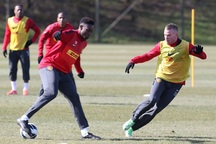 Bán tên sân tập Carrington, MU kiếm về bộn tiền