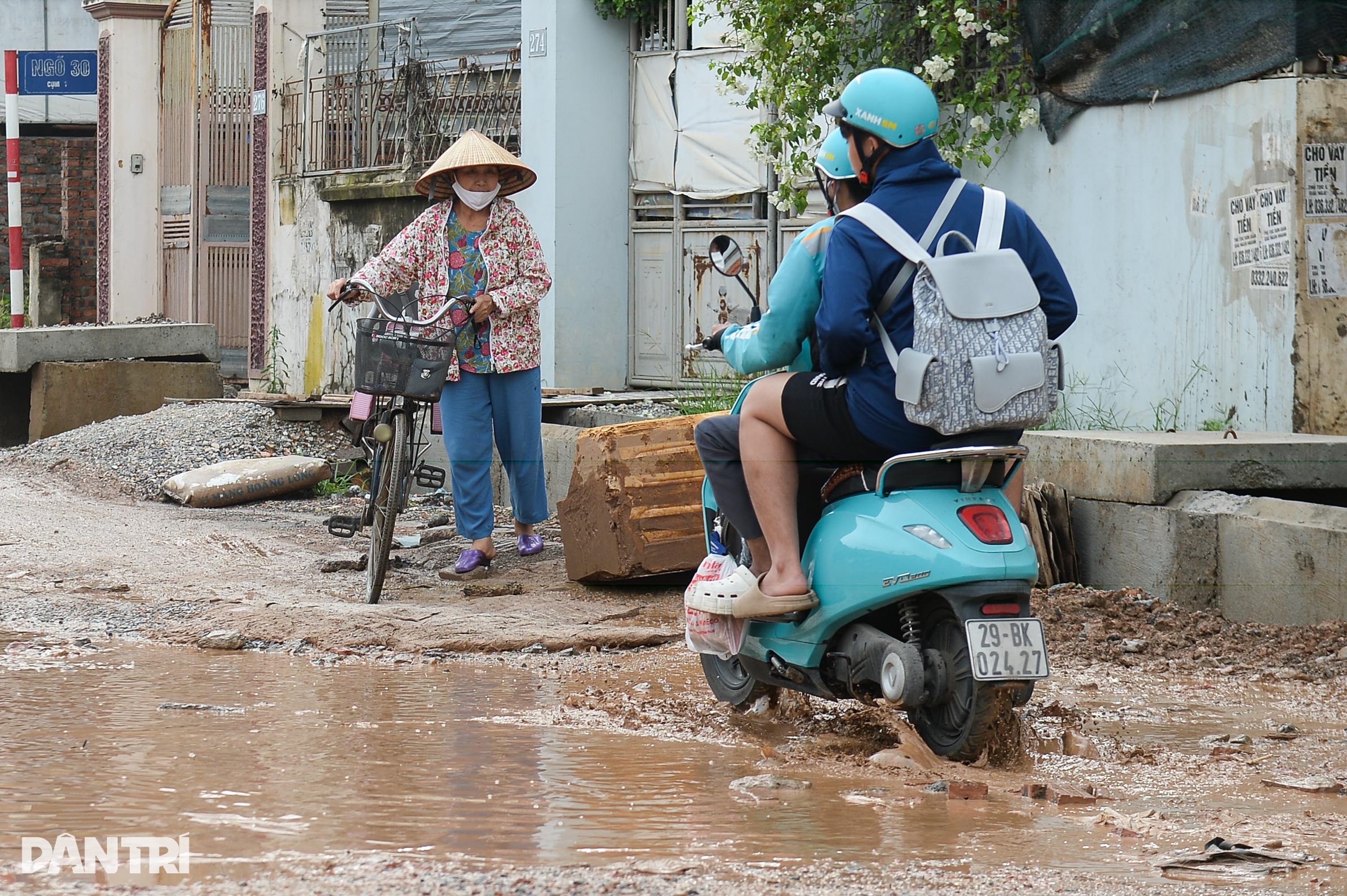 Hà Nội: Thi công đường cao hơn nền nhà dân 1m khiến nhiều gia đình khốn khổ - 4 Hà Nội: Thi công đường cao hơn nền nhà dân 1m khiến nhiều gia đình khốn khổ - 4