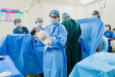 Em bé "quý" nguy kịch trong bào thai đón sự sống nhờ ca mổ đặc biệt