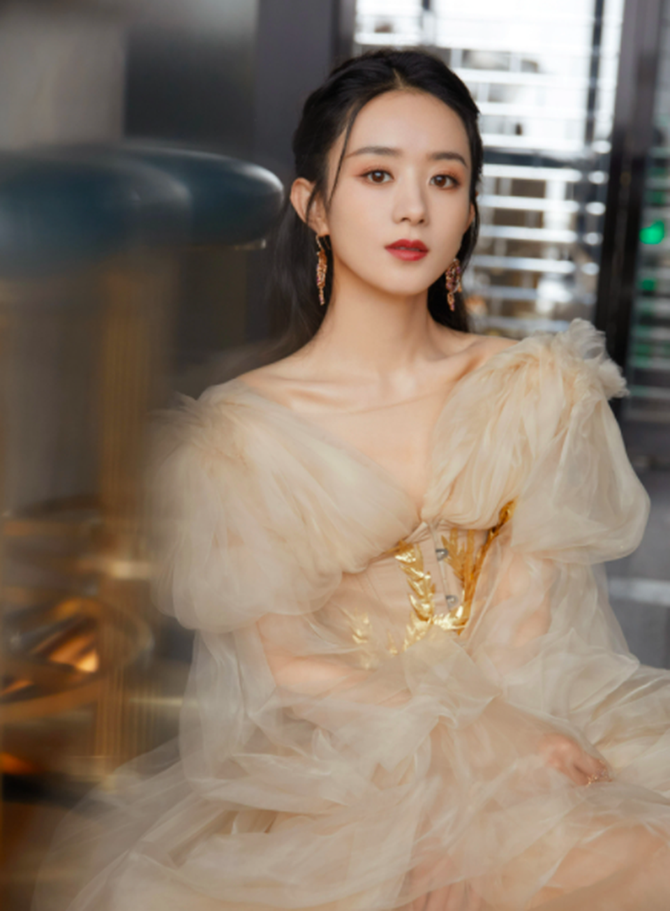 Triệu Lệ Dĩnh ngượng ngùng khi gặp tình cũ của chồng - 1 Triệu Lệ Dĩnh ngượng ngùng khi gặp tình cũ của chồng - 1