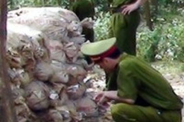 Thu giữ 30 tấn quặng mangan khai thác chui