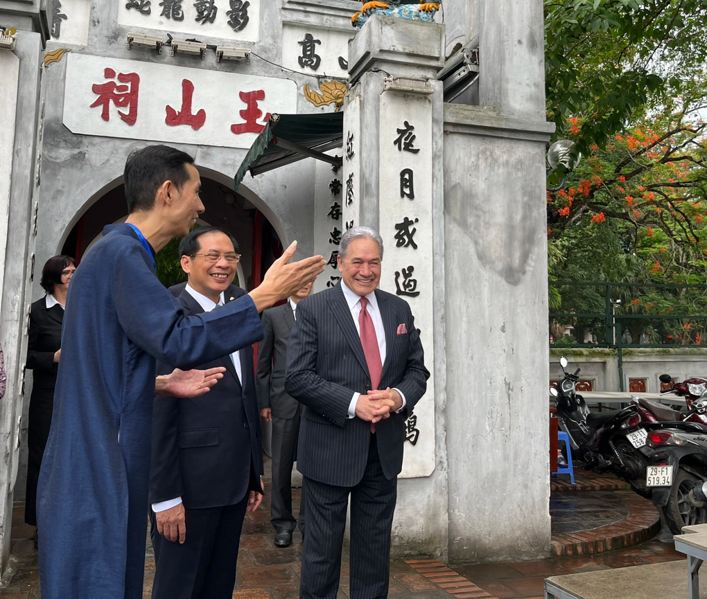 Phó Thủ tướng New Zealand thăm đền Ngọc Sơn, uống cà phê bên hồ Hoàn Kiếm - 3 Phó Thủ tướng New Zealand thăm đền Ngọc Sơn, uống cà phê bên hồ Hoàn Kiếm - 3