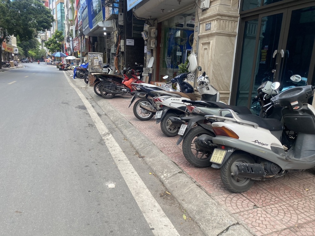 Người đi bộ nóng mặt vì phải đi dưới lòng đường - 2 Người đi bộ nóng mặt vì phải đi dưới lòng đường - 2