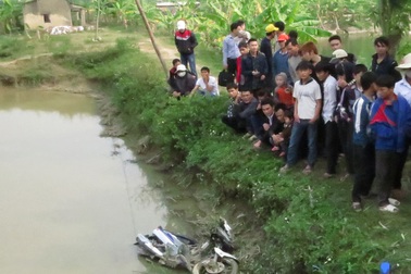 Xe máy lao xuống ao, 2 thanh niên tử vong